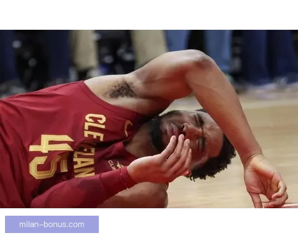 小米切尔突破肘击格雷姆斯面部被判一级恶意犯规